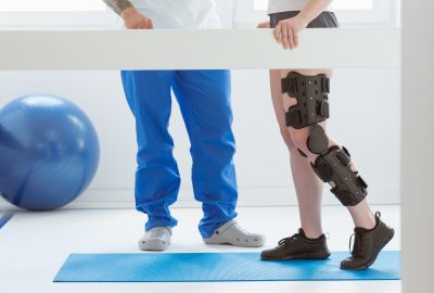 Patient and physiotherapist at the first appointment in orthopedic clinics